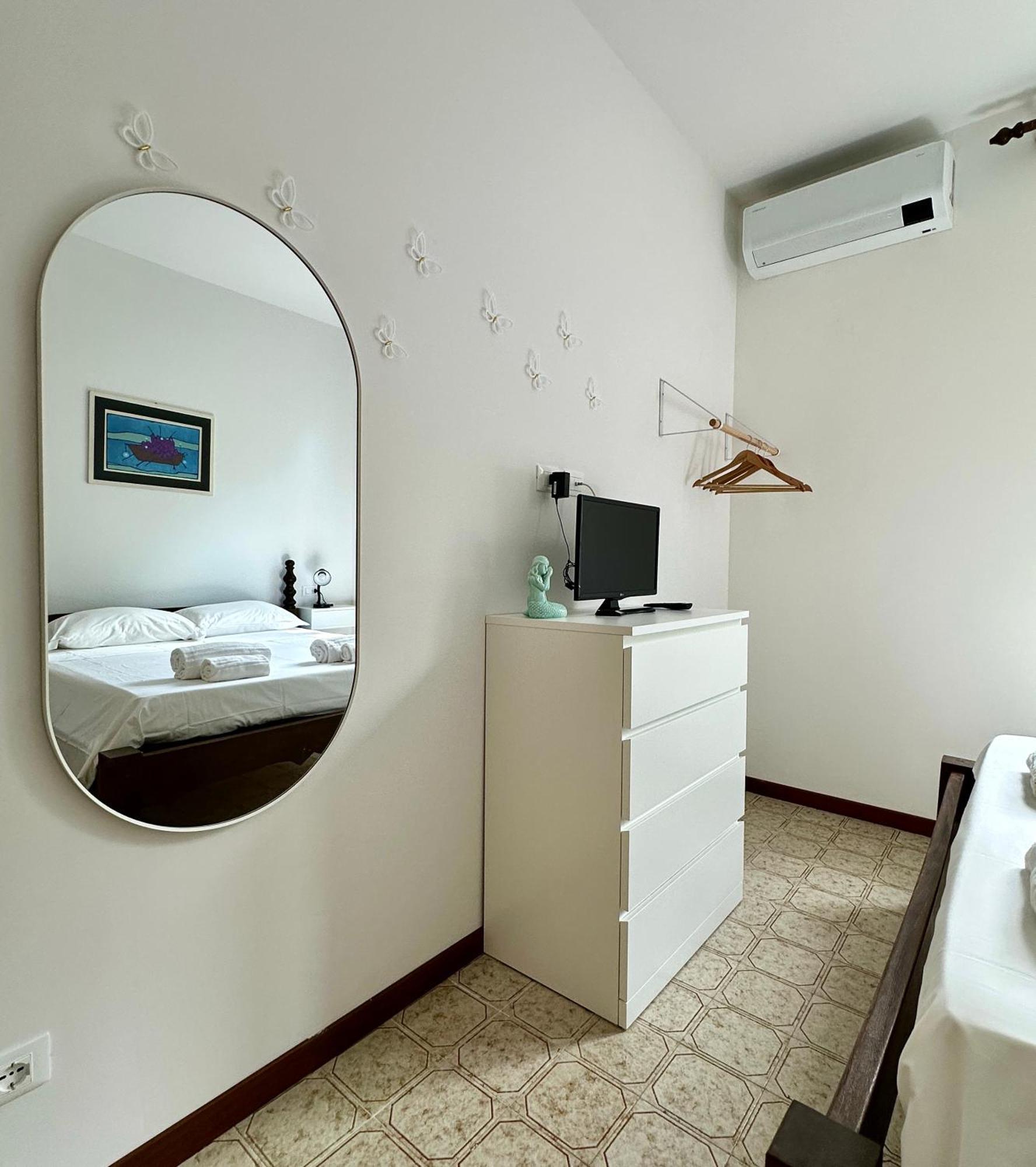 Terrace & Parking - Holiday Home Near Fegina Beach Монтероссо-аль-Маре Экстерьер фото